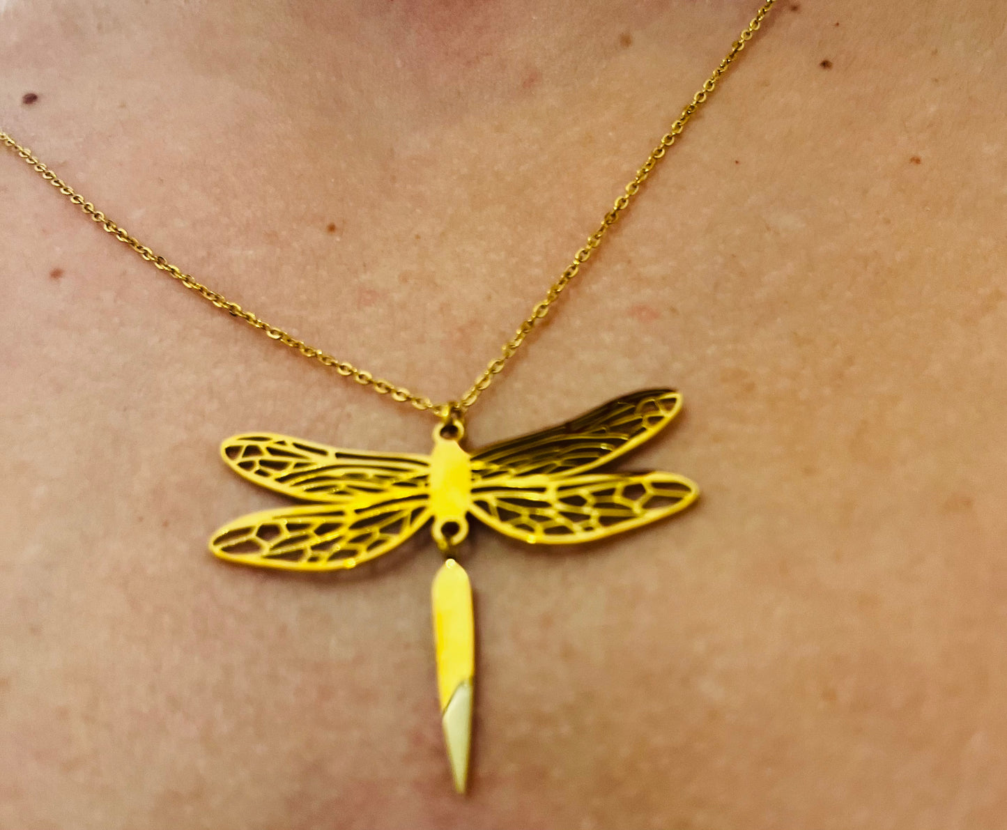 Collar Libélula en Acero Dorado